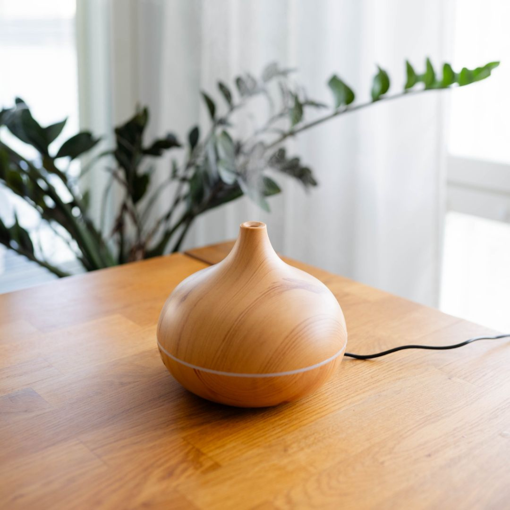 Aroma Diffuser Holz Optik mit ätherischen Ölen – Ultraschall Raumbefeuchter & Aromatherapie Set für entspannte Raumduft-Momente