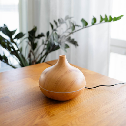 Aroma Diffuser Holz Optik mit ätherischen Ölen – Ultraschall Raumbefeuchter & Aromatherapie Set für entspannte Raumduft-Momente