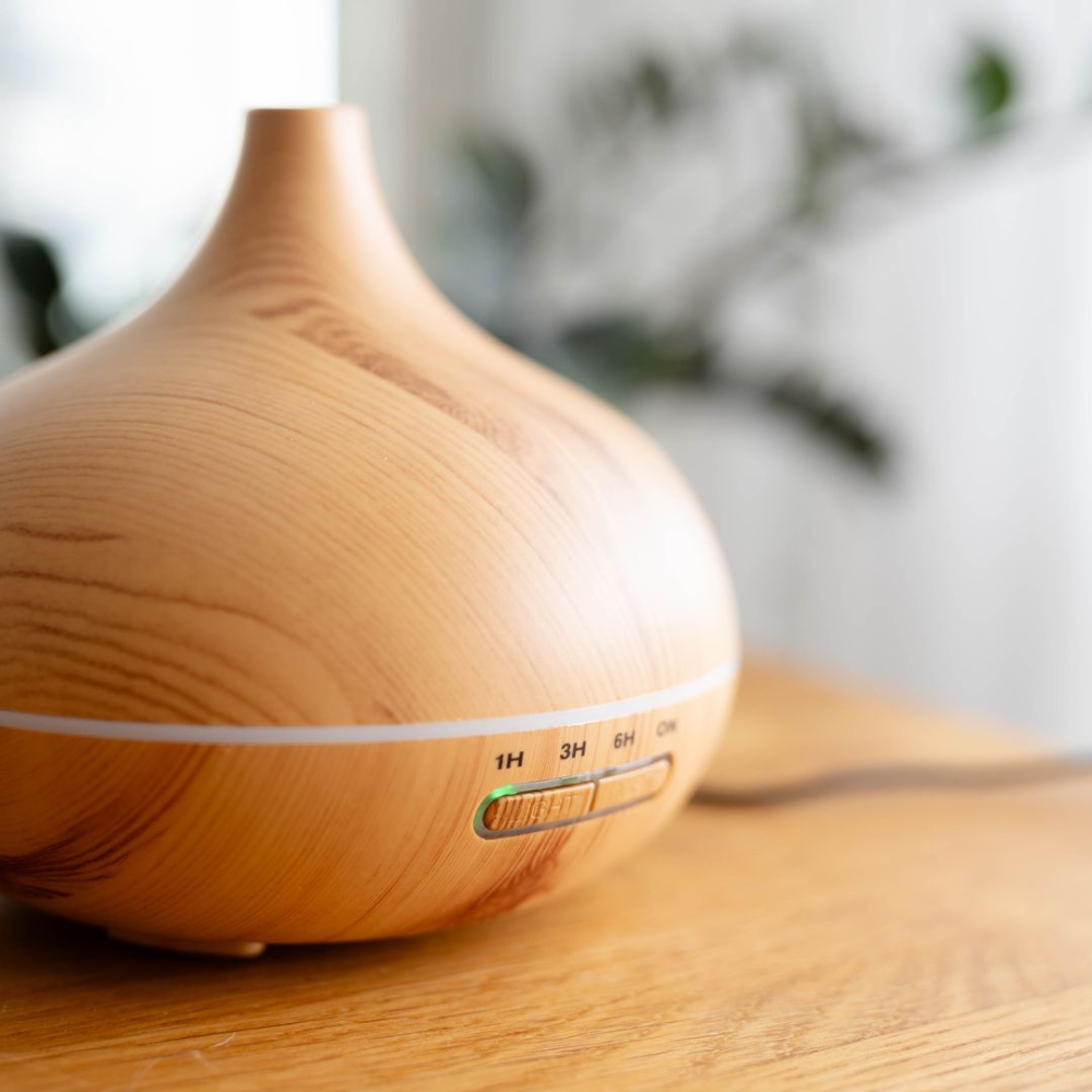 Aroma Diffuser Holz Optik mit ätherischen Ölen – Ultraschall Raumbefeuchter & Aromatherapie Set für entspannte Raumduft-Momente