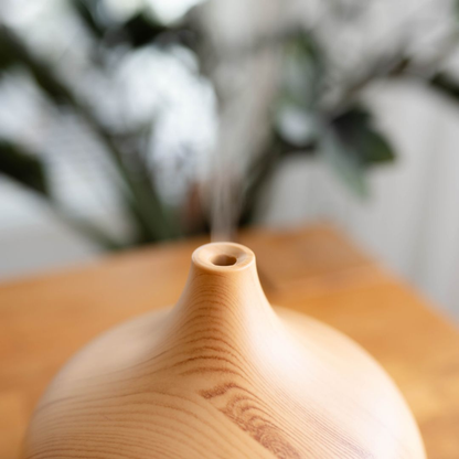 Aroma Diffuser Holz Optik mit ätherischen Ölen – Ultraschall Raumbefeuchter & Aromatherapie Set für entspannte Raumduft-Momente