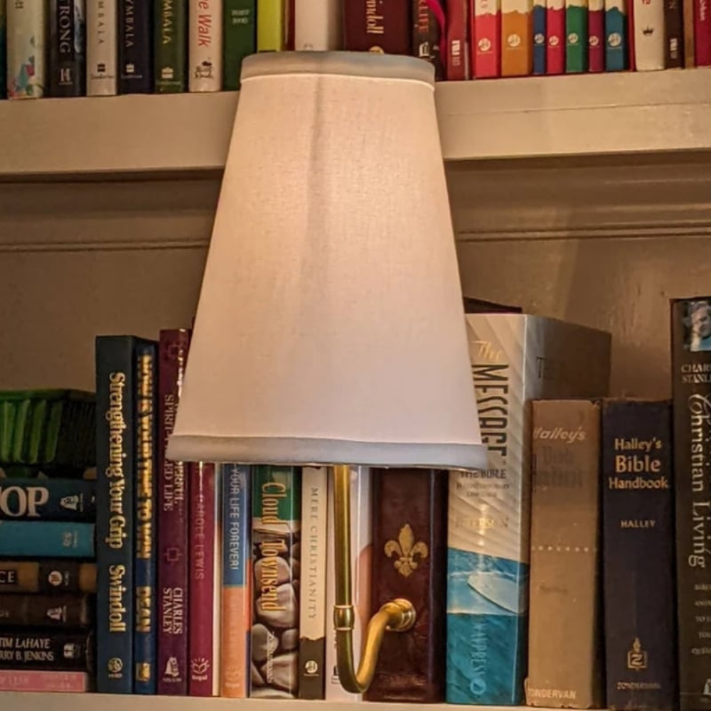 Vintage Buch-Tischlampe mit warmweißem Licht – Retro Designlampe für Wohnzimmer, Büro & Bibliothek