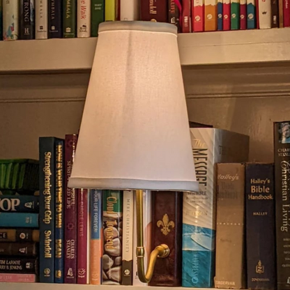 Vintage Buch-Tischlampe mit warmweißem Licht – Retro Designlampe für Wohnzimmer, Büro & Bibliothek