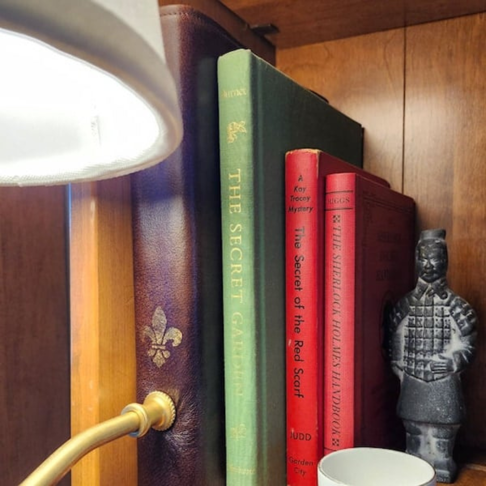 Vintage Buch-Tischlampe mit warmweißem Licht – Retro Designlampe für Wohnzimmer, Büro & Bibliothek