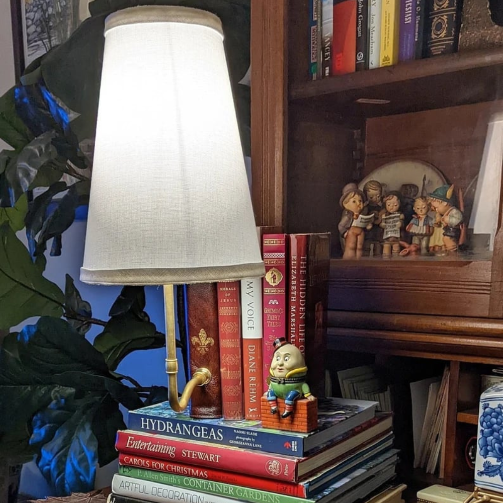 Vintage Buch-Tischlampe mit warmweißem Licht – Retro Designlampe für Wohnzimmer, Büro & Bibliothek