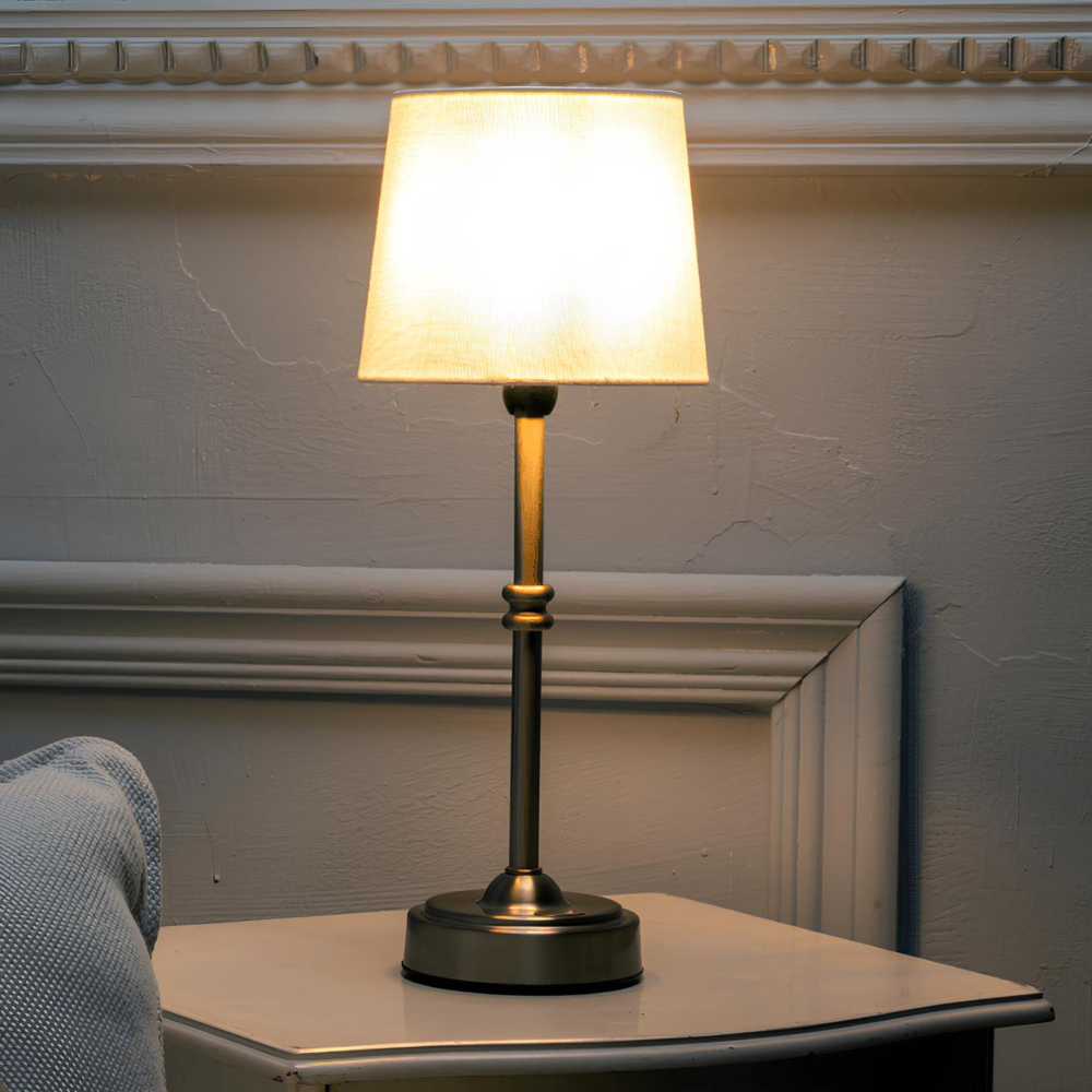 Metall Tischlampe mit Stoffschirm – LED Nachttischlampe modern, warmweiß, Tischleuchte für Schlafzimmer & Wohnzimmer, stilvolle Dekolampe