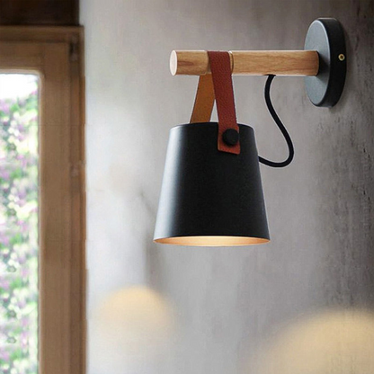 Skandinavische schwarze Wandlampe mit Holz – moderne Minimalistische Wandbeleuchtung