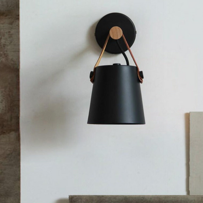 Skandinavische schwarze Wandlampe mit Holz – moderne Minimalistische Wandbeleuchtung