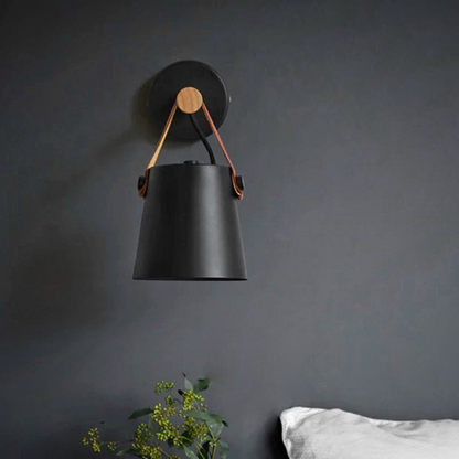 Skandinavische schwarze Wandlampe mit Holz – moderne Minimalistische Wandbeleuchtung