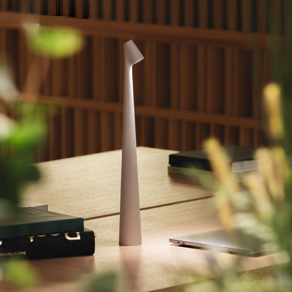 Moderne LED Tischlampe – Minimalistische Design Lampe für Wohnzimmer & Schlafzimmer – Stilvolle Innenbeleuchtung in 4 Farben