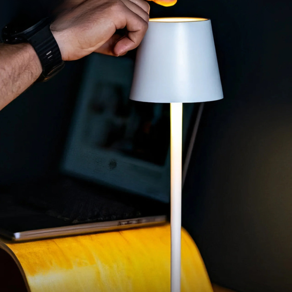 Kabellose LED Akku Tischlampe – Dimmbare Designleuchte für Innen- & Außenbereiche
