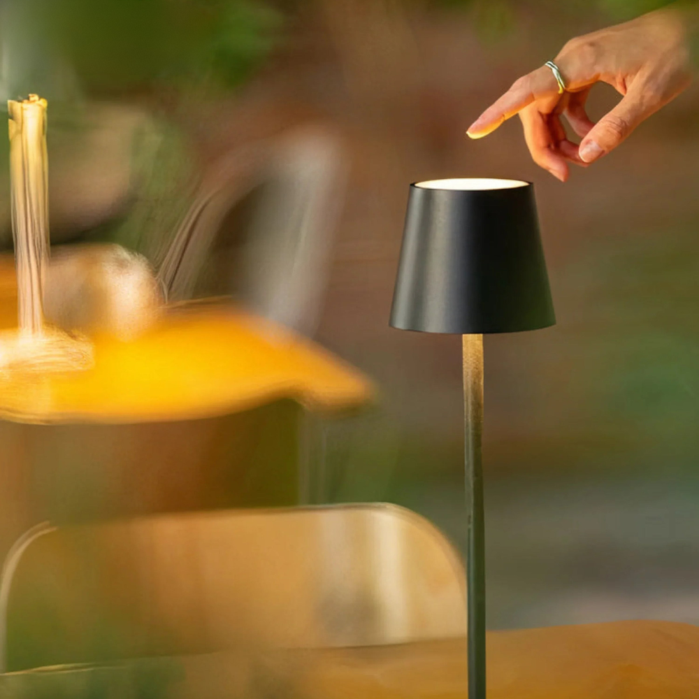 Kabellose LED Akku Tischlampe – Dimmbare Designleuchte für Innen- & Außenbereiche