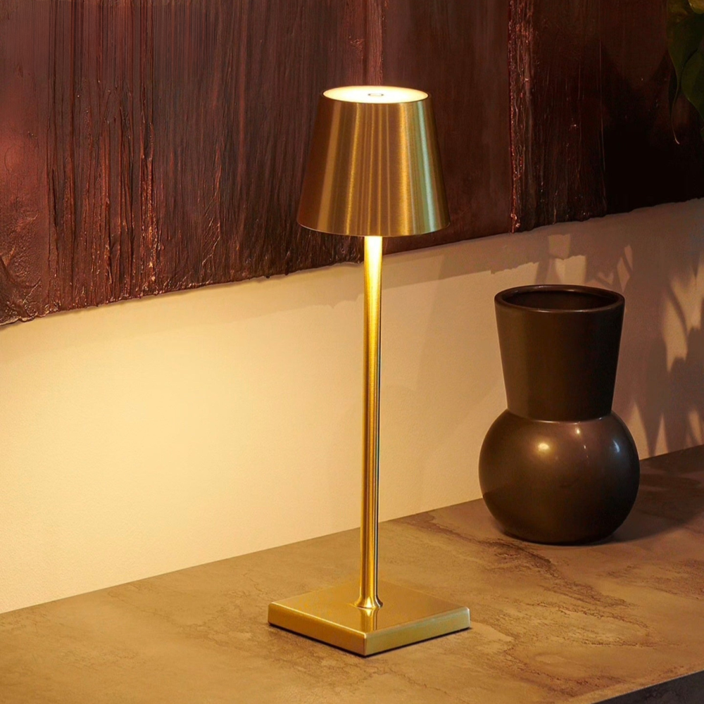 Kabellose LED Akku Tischlampe – Dimmbare Designleuchte für Innen- & Außenbereiche