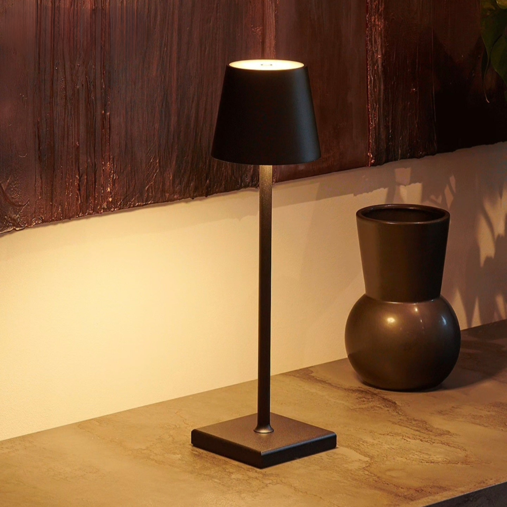 Kabellose LED Akku Tischlampe – Dimmbare Designleuchte für Innen- & Außenbereiche