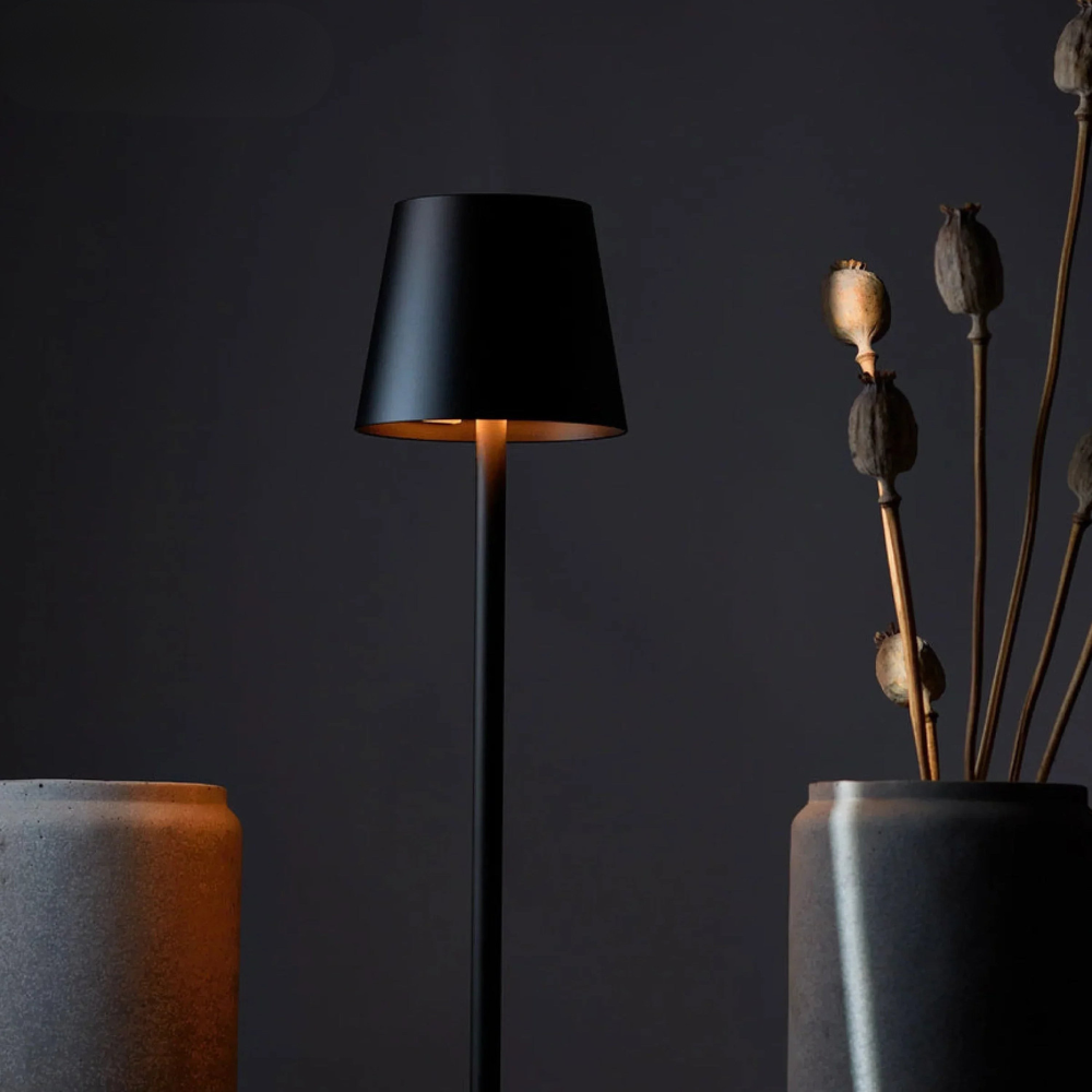 Kabellose LED Akku Tischlampe – Dimmbare Designleuchte für Innen- & Außenbereiche