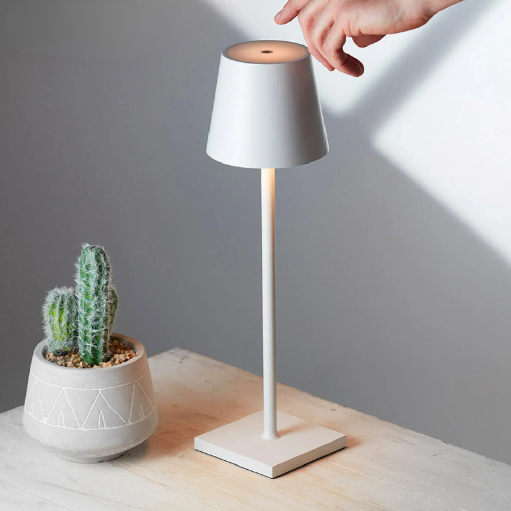 Kabellose LED Akku Tischlampe – Dimmbare Designleuchte für Innen- & Außenbereiche
